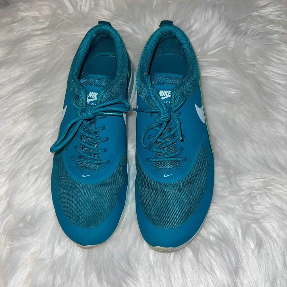 Nike turquoise tennis shoes in great used condition size 8.5